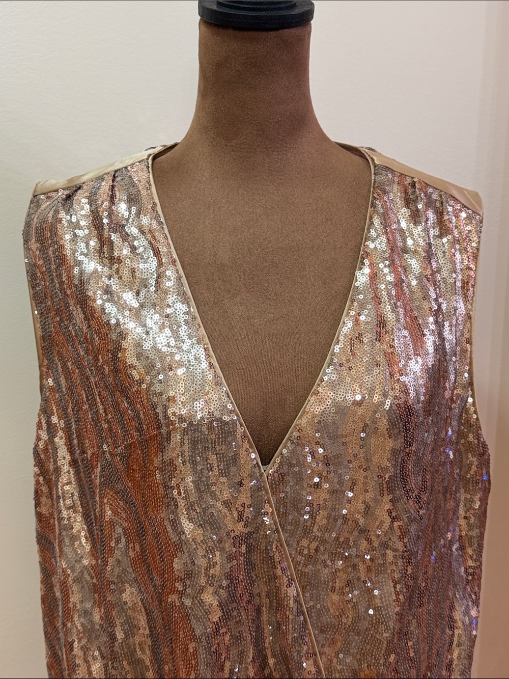 Halston Heritage Rose Gold V Neck Sleeveless Sequin Wrap-Front Top Medium NWOT - Picture 3 of 8